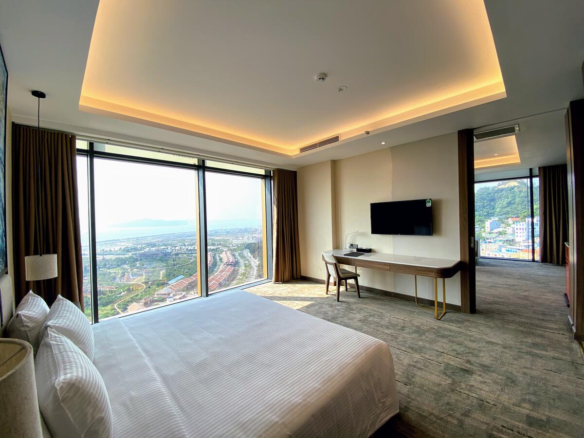 Phòng Suite Grand Nhìn Ra Biểnìn Ra Biển khách sạn Mường Thanh Luxury Hạ Long Centre