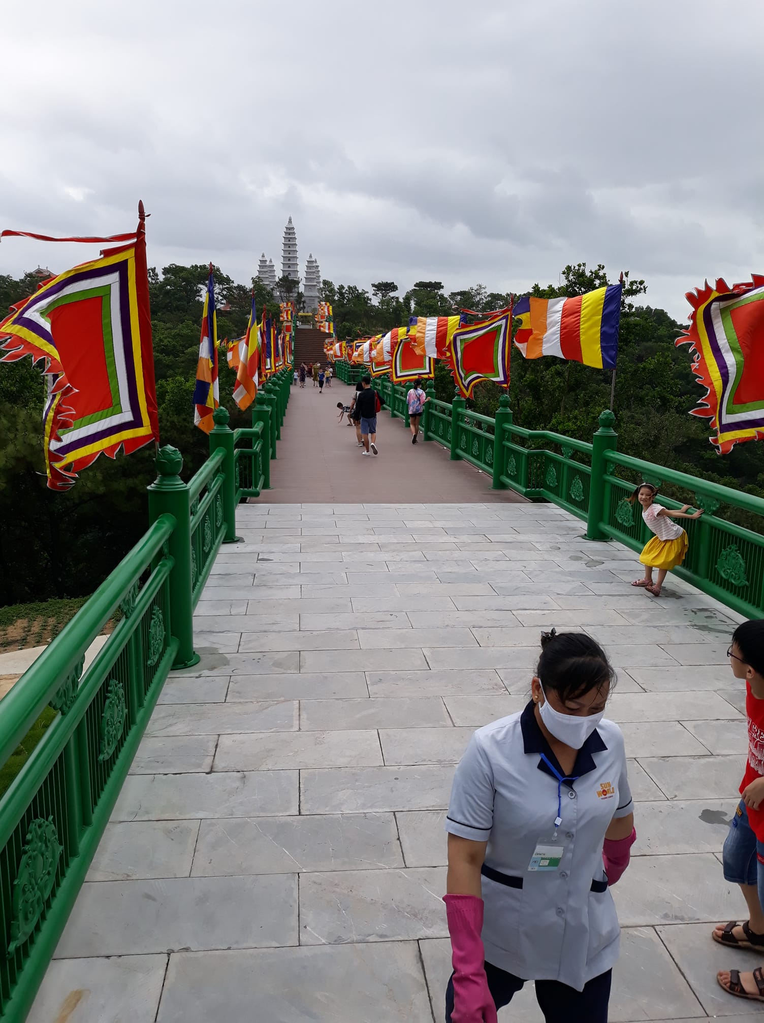 Cầu sang chùa Bảo Hải Linh Thông Tự
