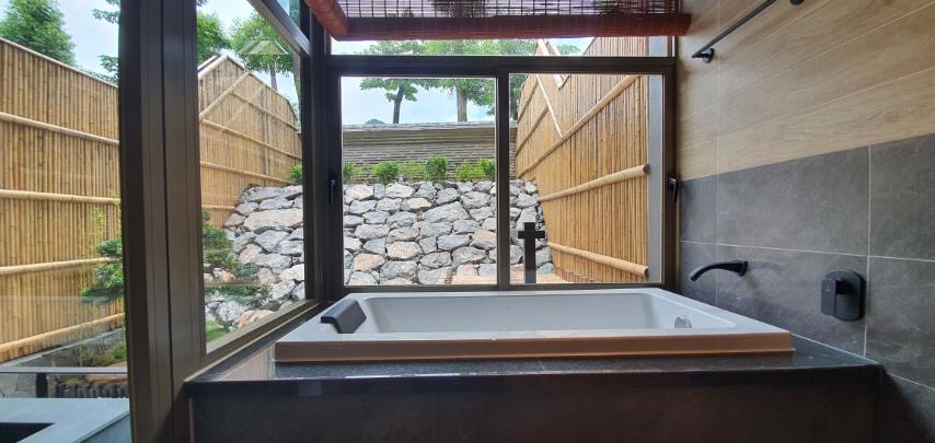 Bể tắm trong Phòng nghỉ Onsen Quang Hanh Quảng Ninh