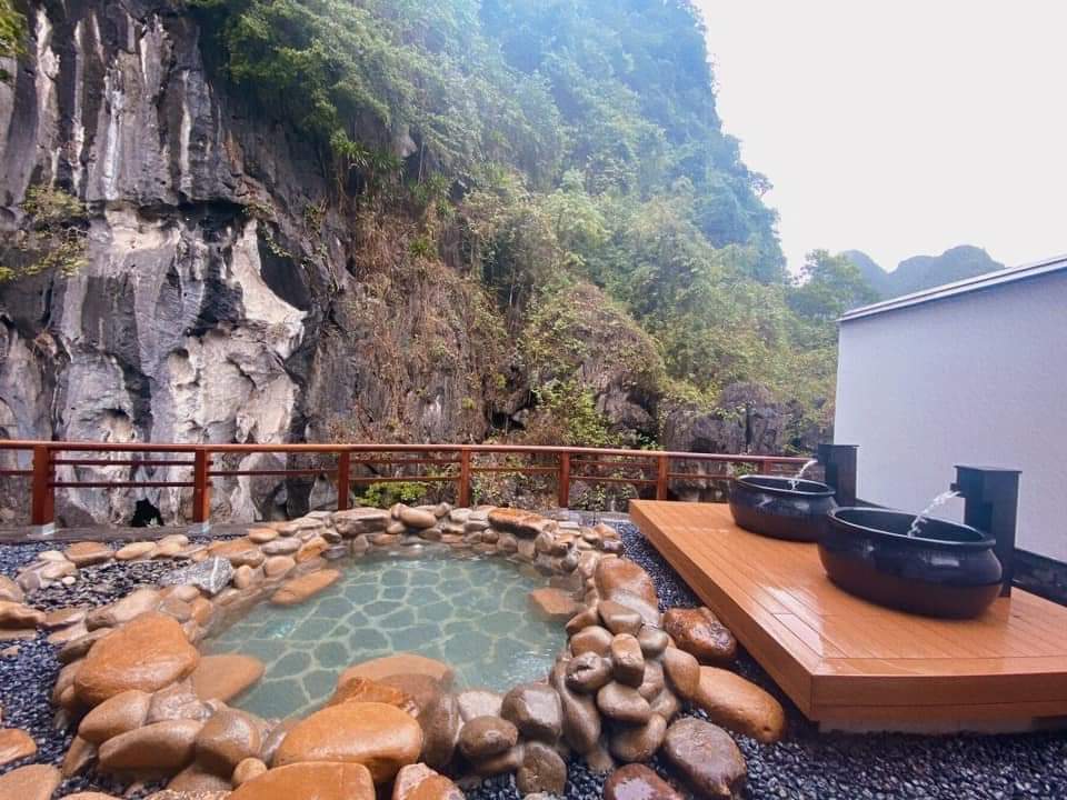 Bể tắm khoáng nóng Biệt thự Onsen Quang Hanh