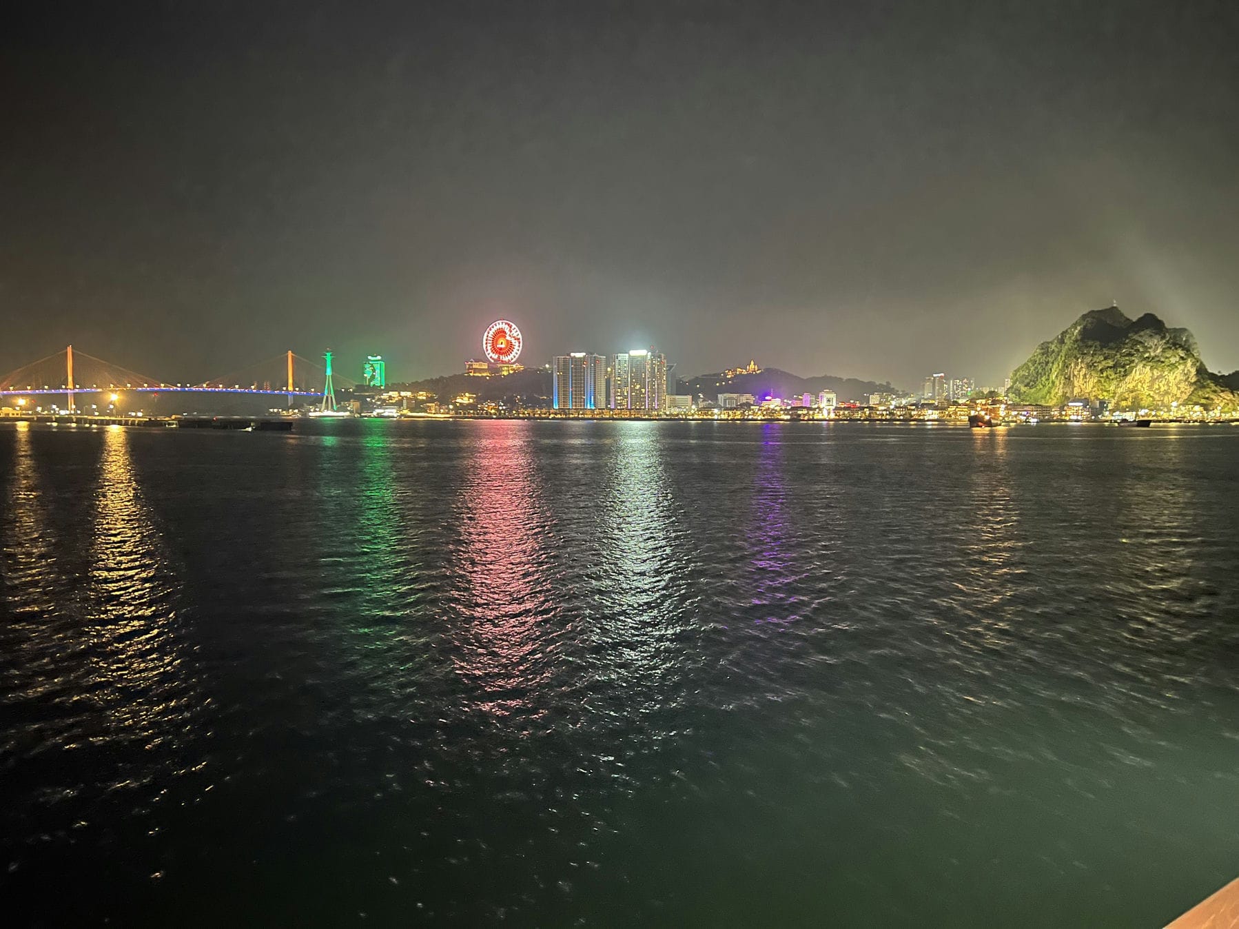 View buổi tối trên du thuyền Ambassador Cruise thăm vịnh Hạ Long