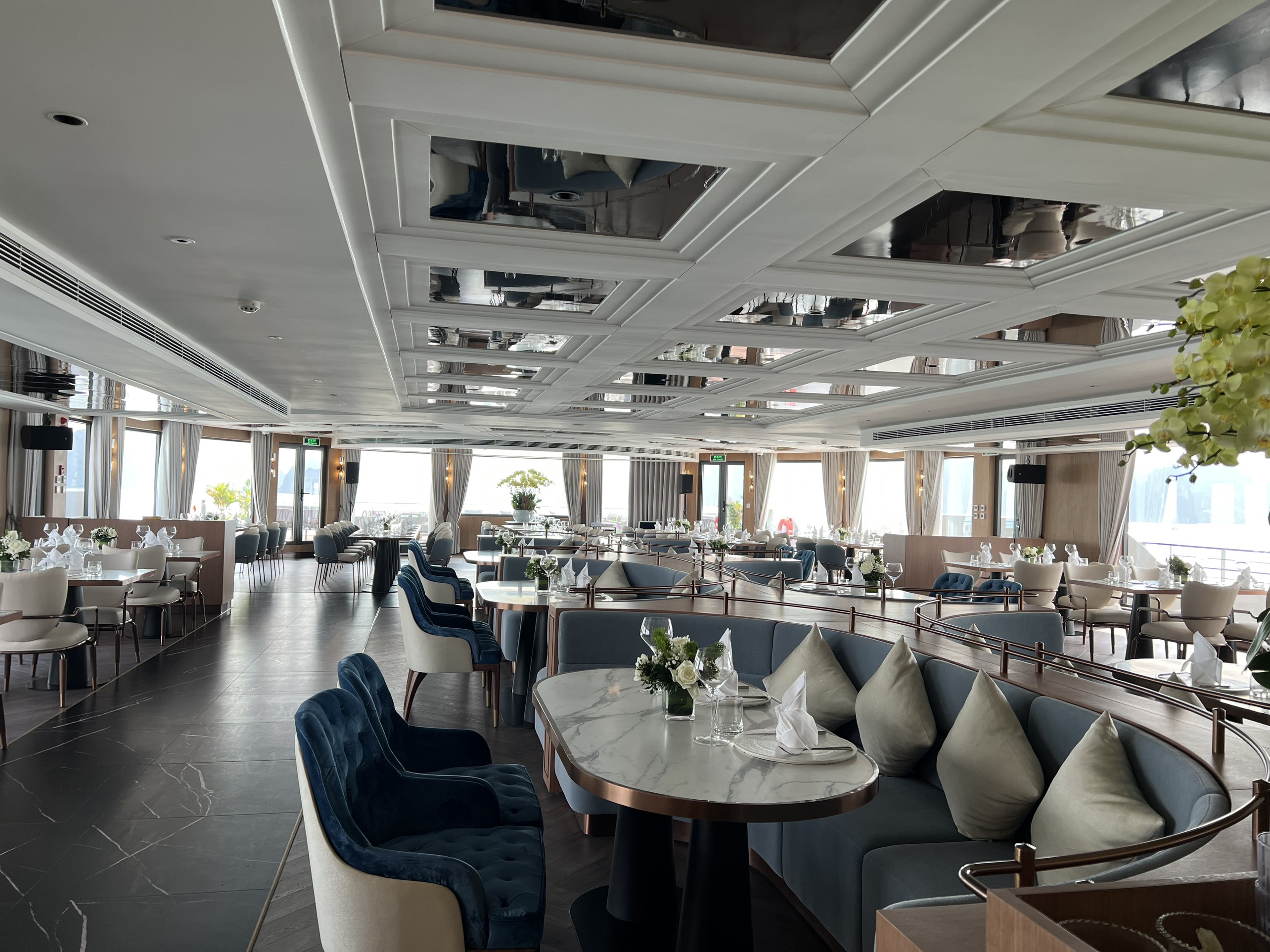 Phòng Ăn Du thuyền Essence Grand Hạ Long hơn 130 du khách