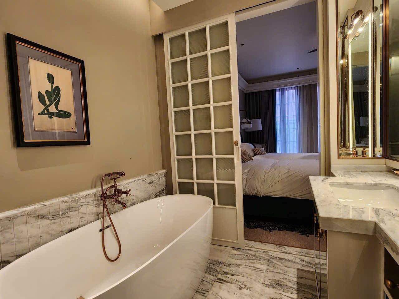 Phòng 2 giường với bồn tắm của khách sạn Hôtel De l’Amour Tam Đảo