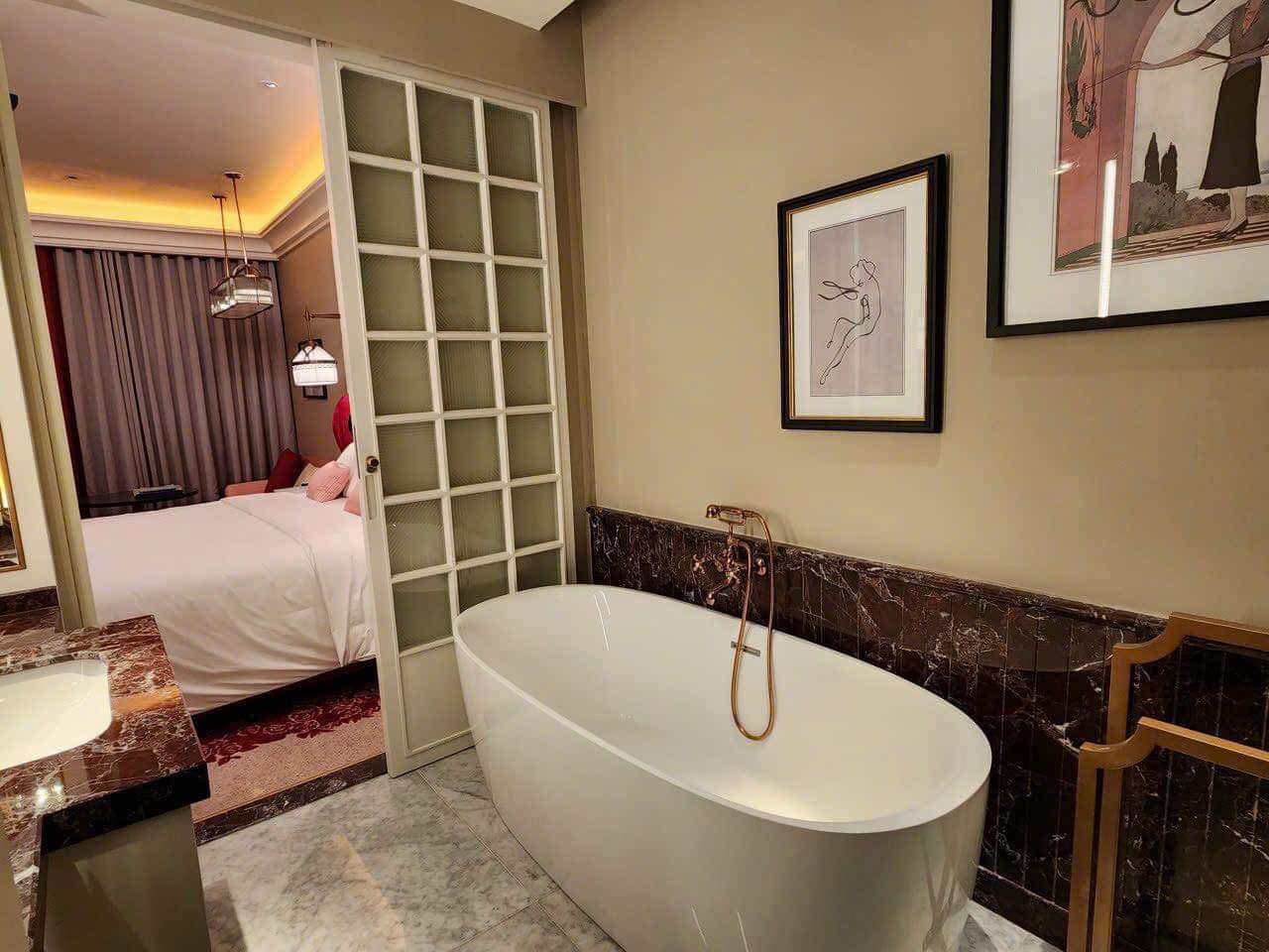 Phòng 1 giường to với bồn tắm của khách sạn Hôtel De l’Amour Tam Đảo
