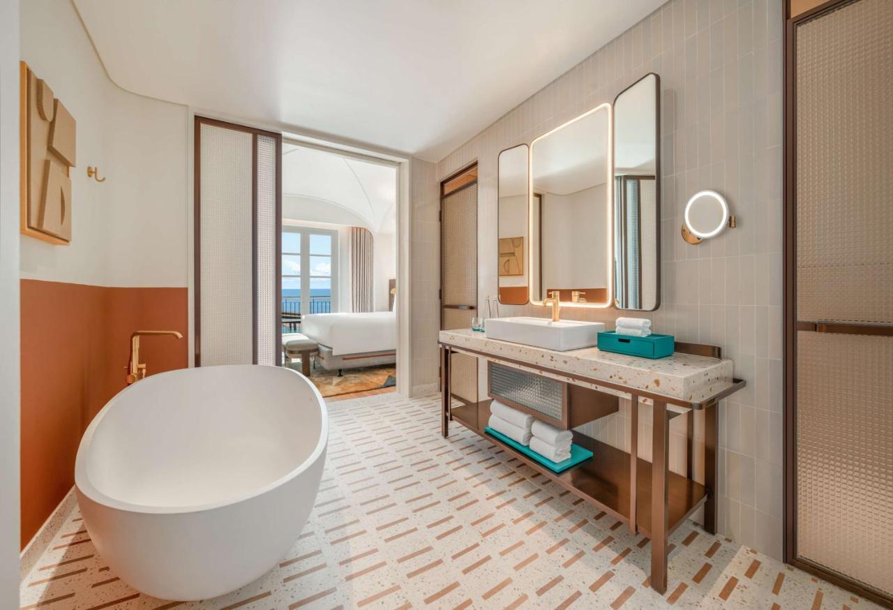 Phòng tắm với bồn tắm nằm Khách sạn La Festa Phú Quốc