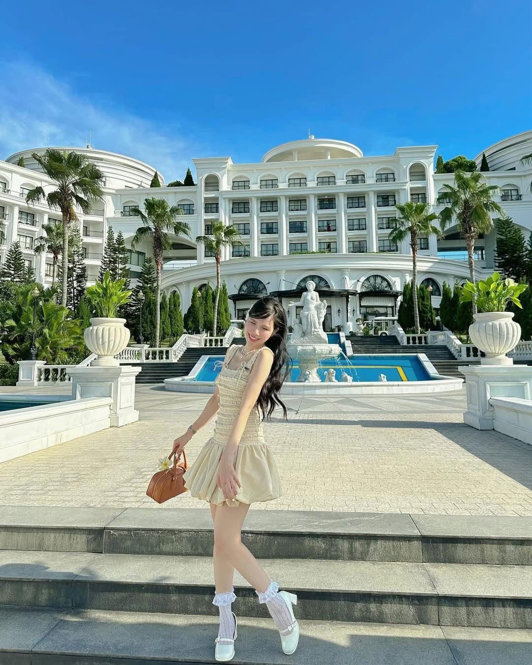 Khách hàng check in tại Vinpearl Hạ Long