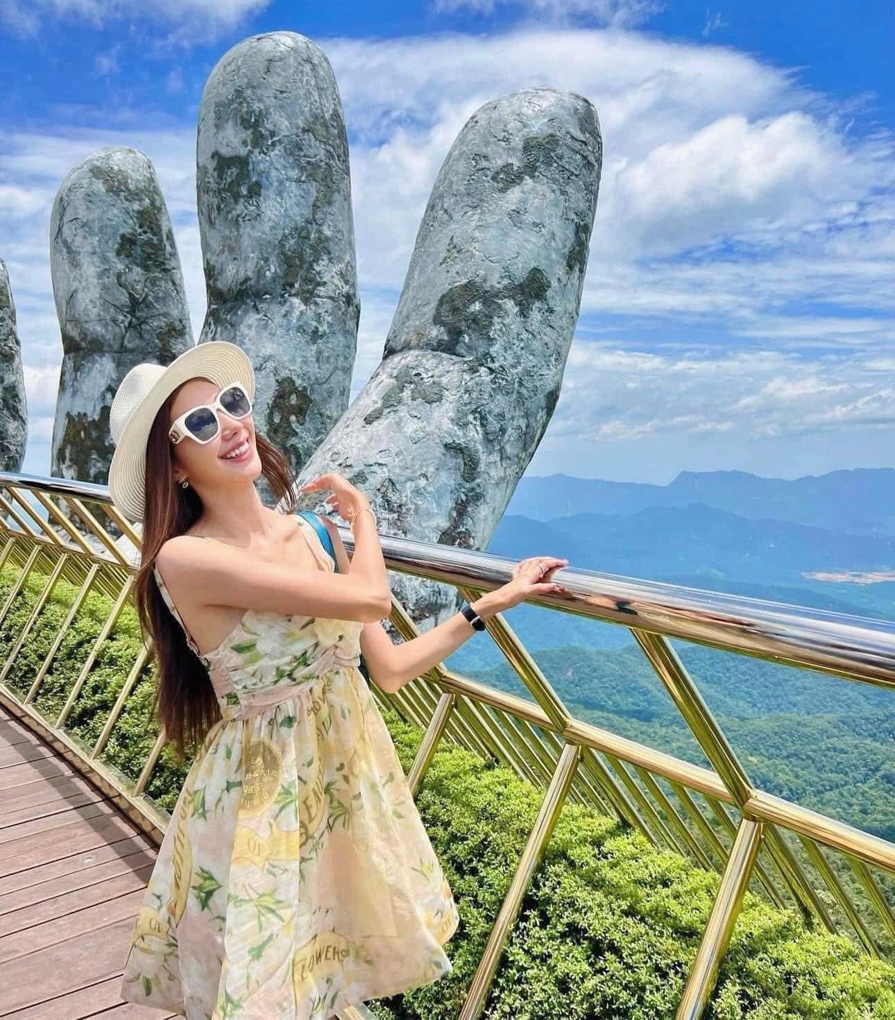 Du khách check in tại Cầu Vàng Sun World Bà Nà Hills Đà Nẵng