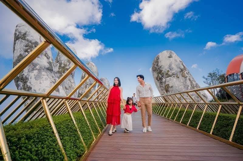 Du khách check in tại Sun World Bà Nà Hills Đà Nẵng