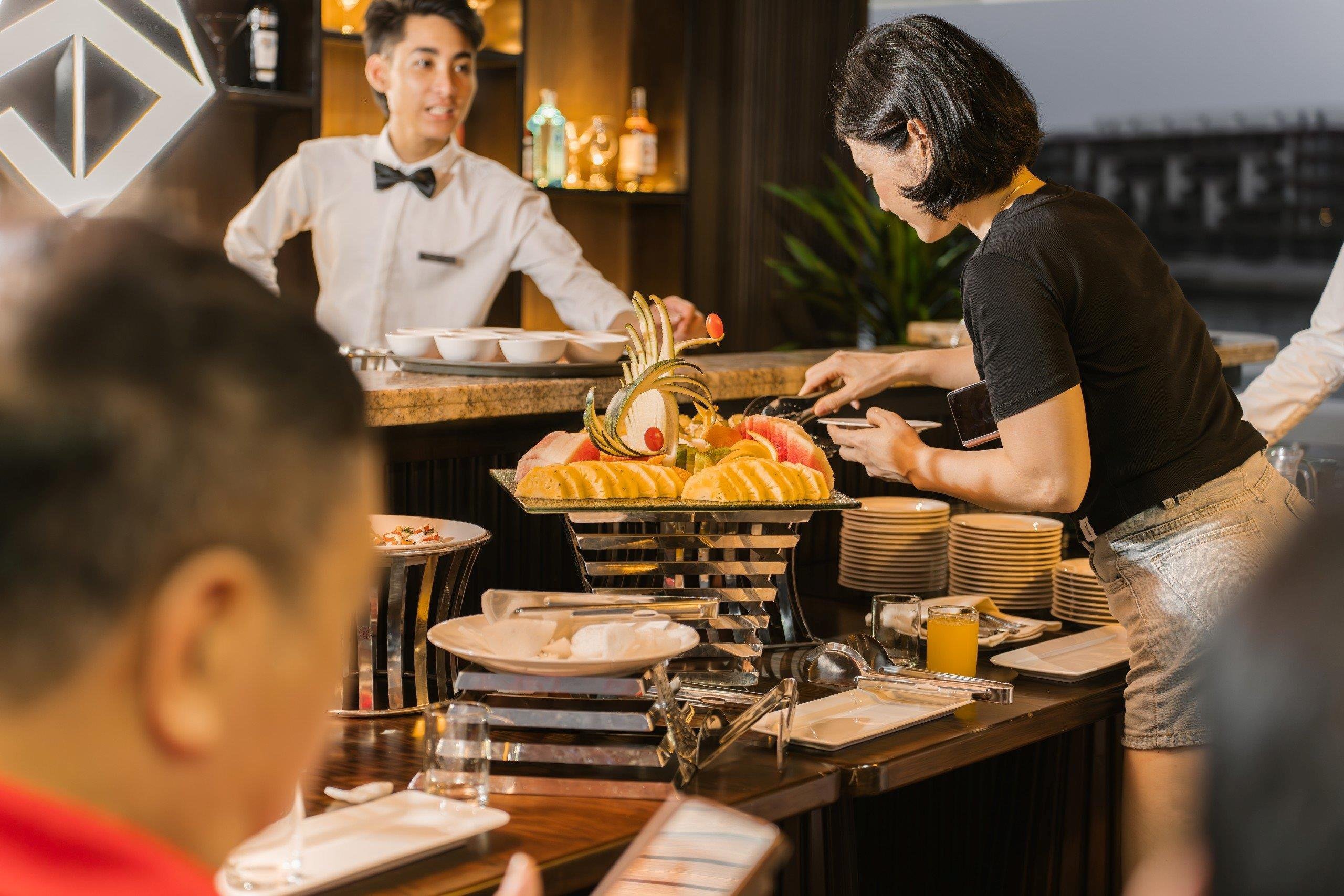 Buffet tối trên Du thuyền Symphony Cruise Hạ Long