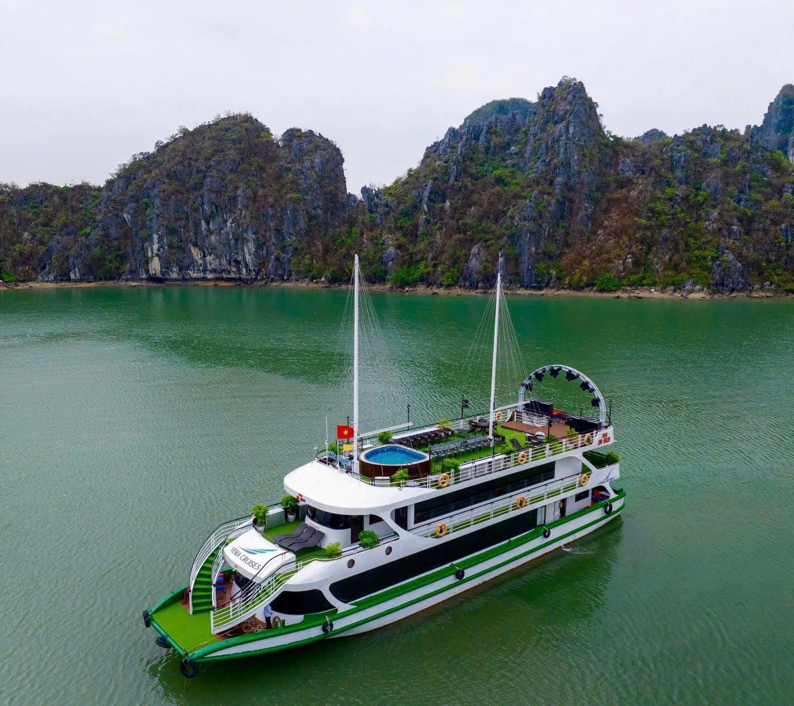 Du thuyền Vera Cruise thăm quan Vịnh Hạ Long