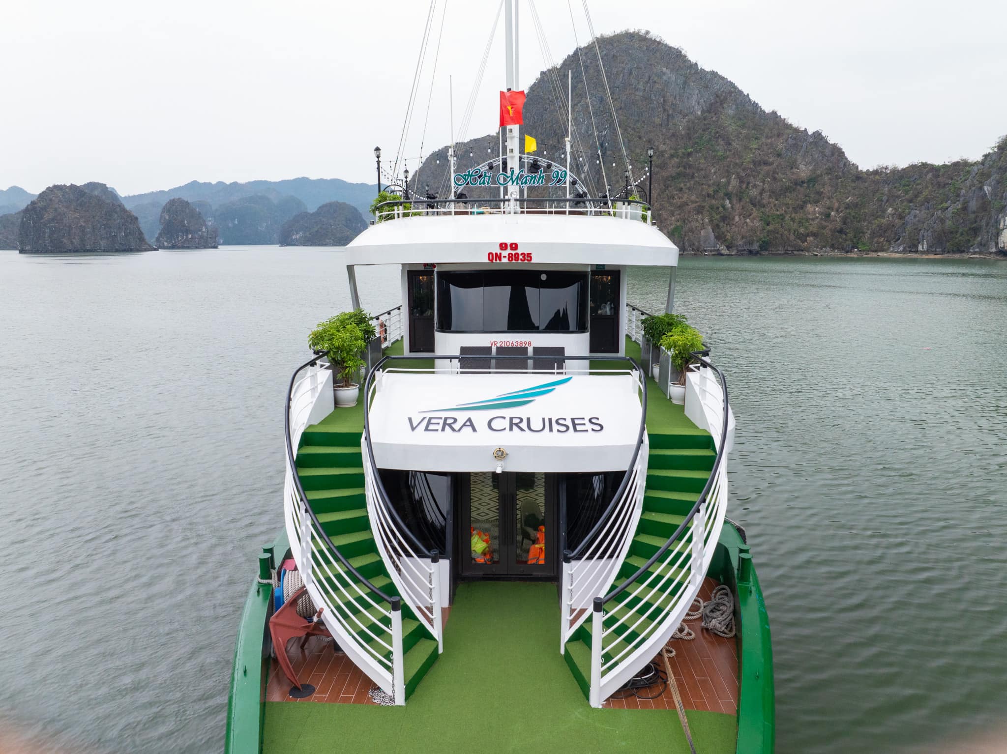 Du thuyền Vera Cruise thăm quan Vịnh Hạ Long