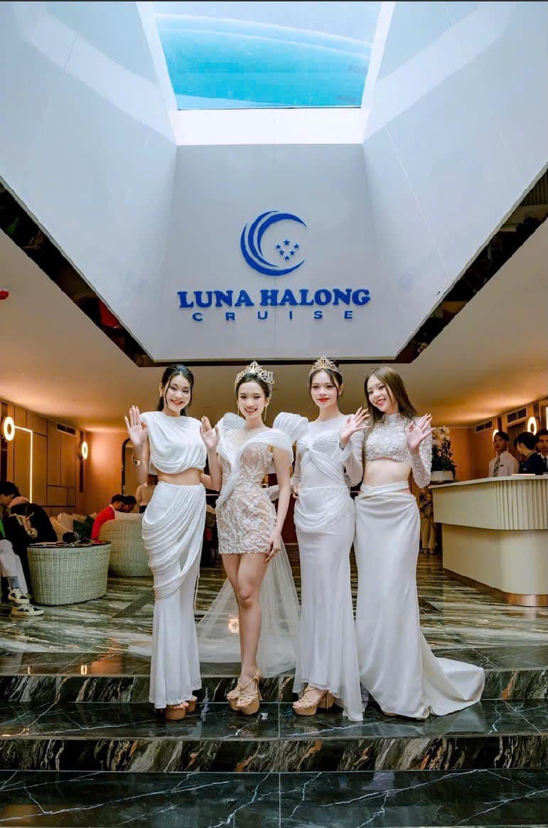 Khách hàng check in trên du thuyền Luna Hạ Long Cruise