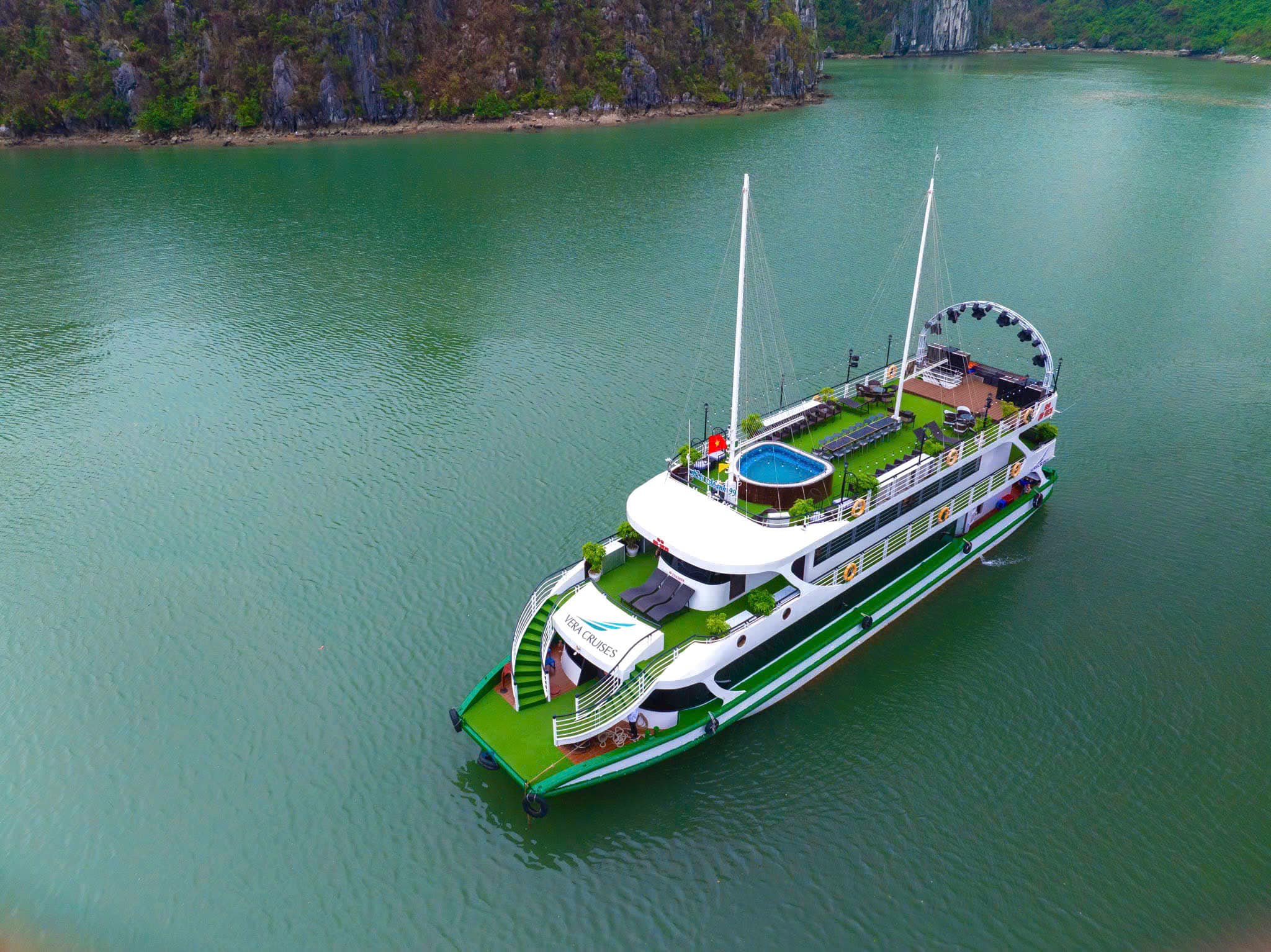 Du thuyền Vera Cruise thăm quan Vịnh Hạ Long