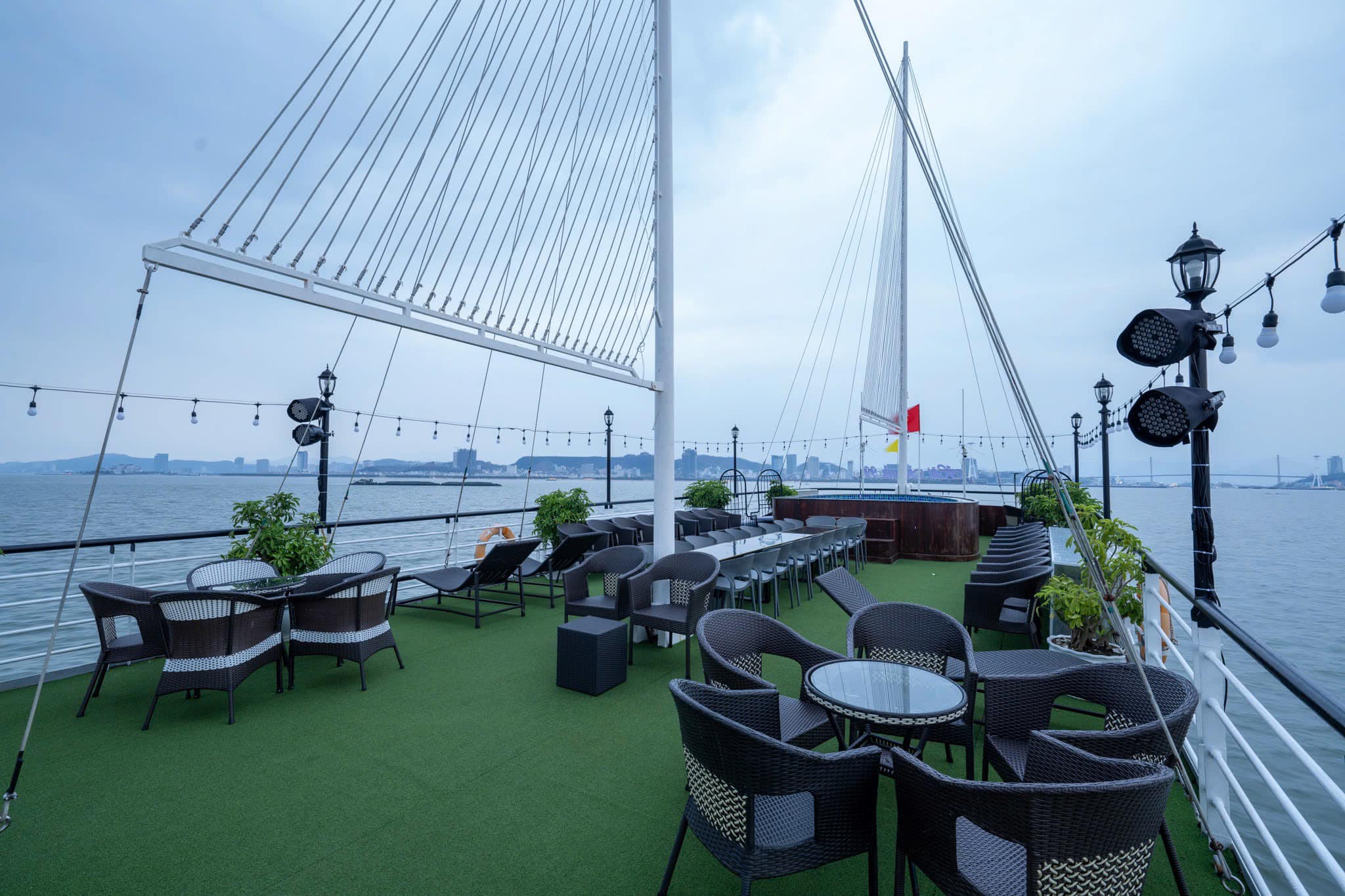 Sundeck Du thuyền Vera Cruise thăm quan Vịnh Hạ Long