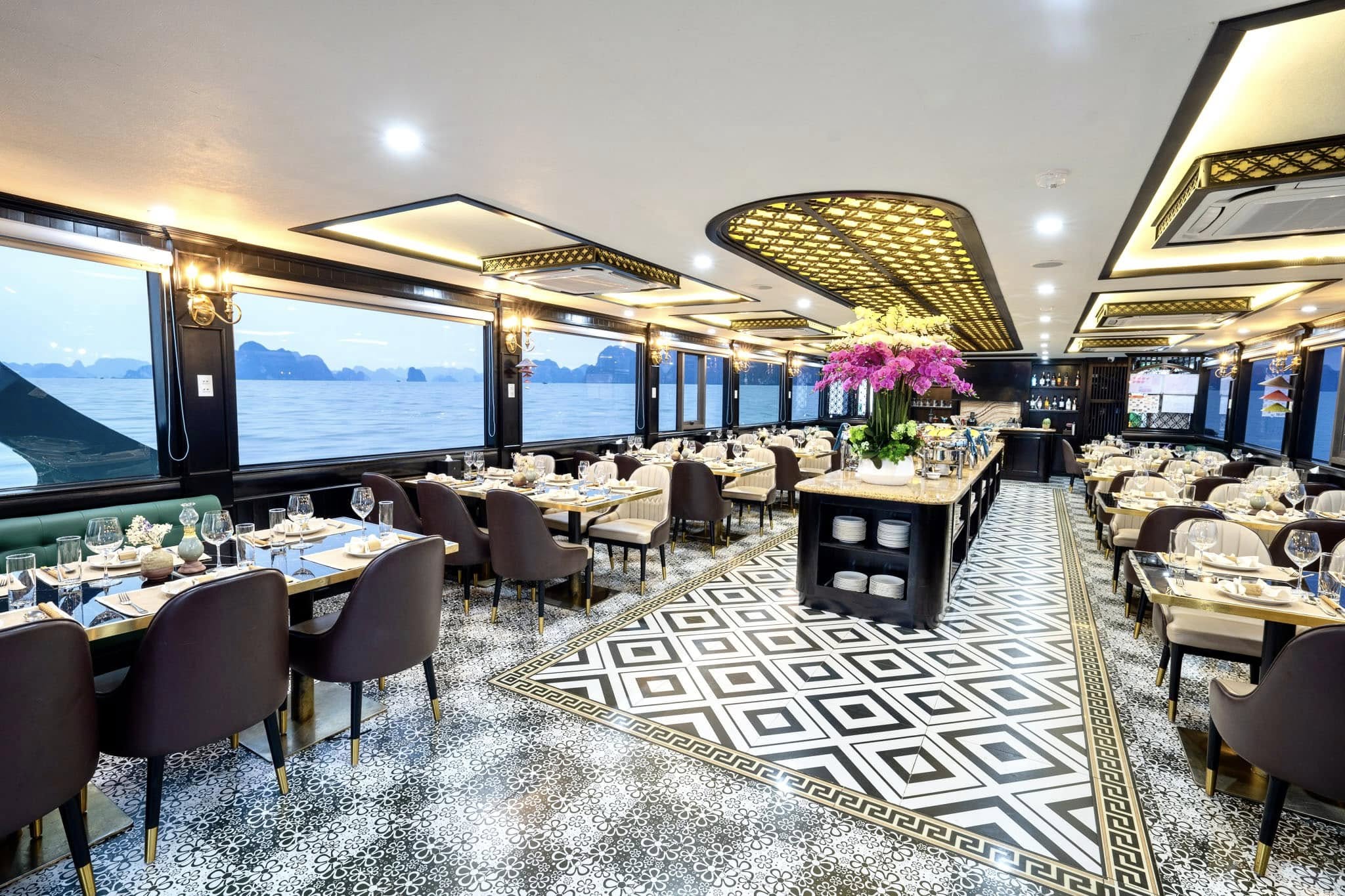 Bàn ăn Du thuyền Vera Cruise thăm quan Vịnh Hạ Long