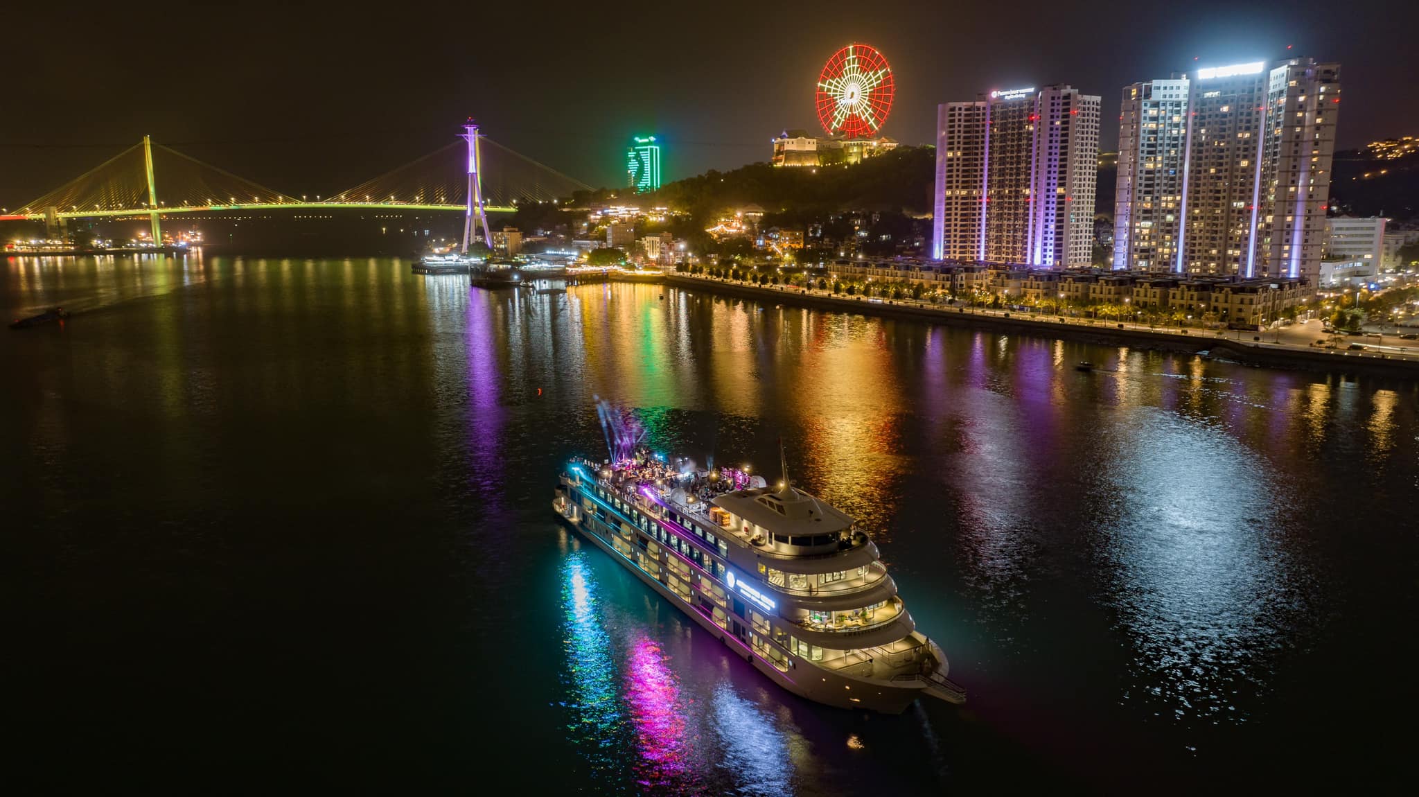 Ăn tối trên du thuyền Ambassador Hạ Long có bắn pháo hoa