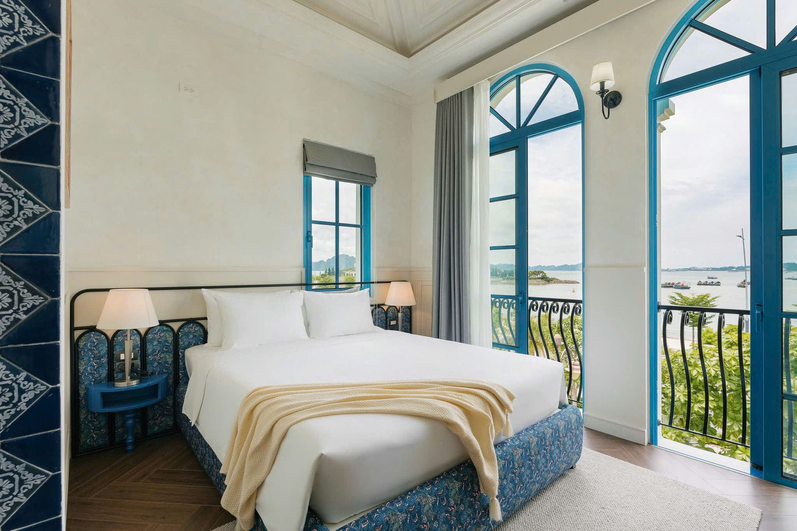 Phòng ngủ view biển của Villa Doma C6 33 Sun Feria Hạ Long Quảng Ninh