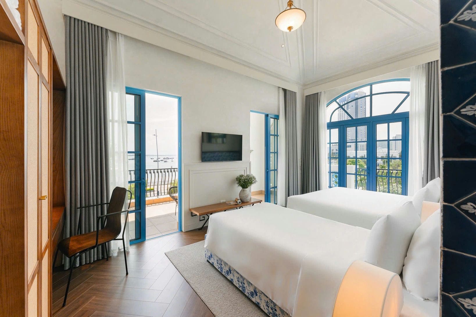 Phòng ngủ view biển của Villa Doma C6 33 Sun Feria Hạ Long Quảng Ninh