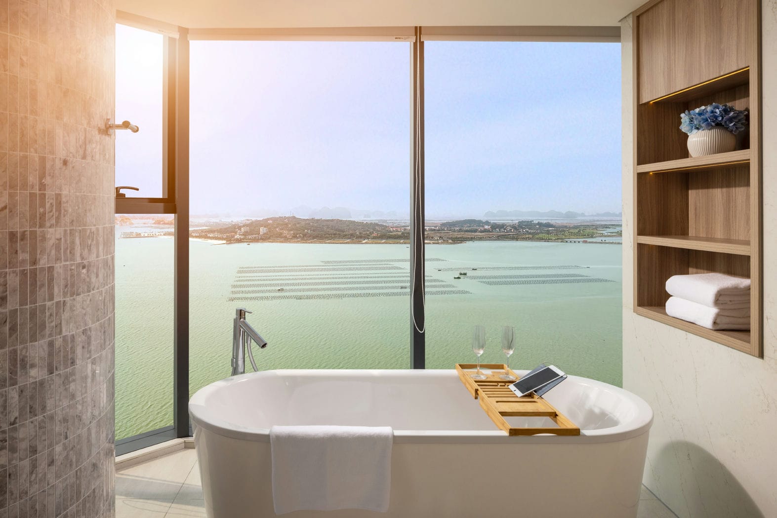 Bốn Tắm Executive bay View khách sạn A La Carte Hạ Long Quảng Ninh