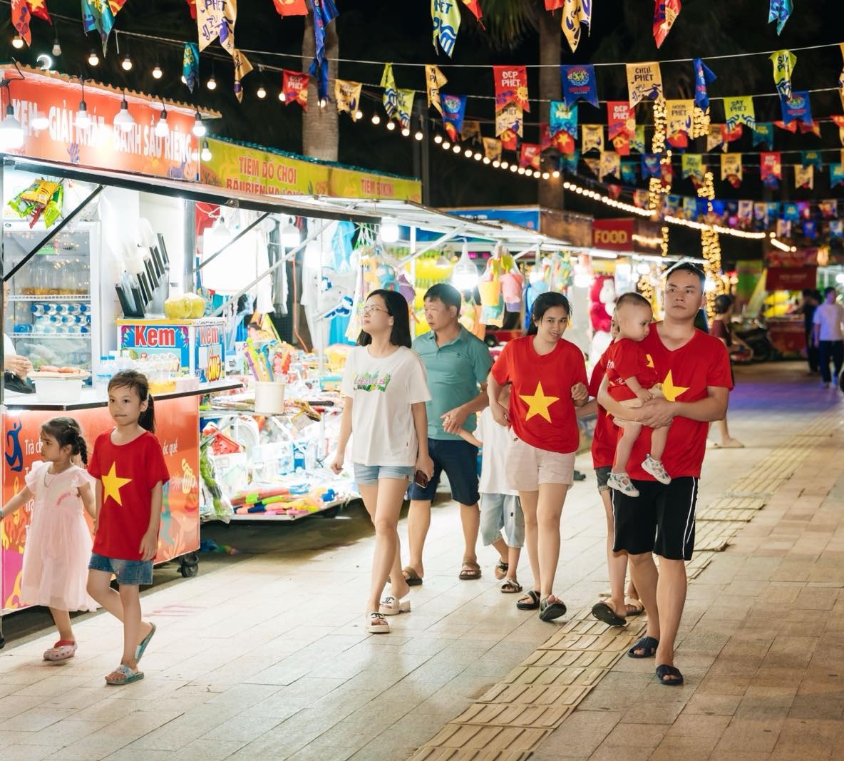 Lễ thượng cờ trang nghiêm tại Quảng trường Sun Carnival Hạ Long