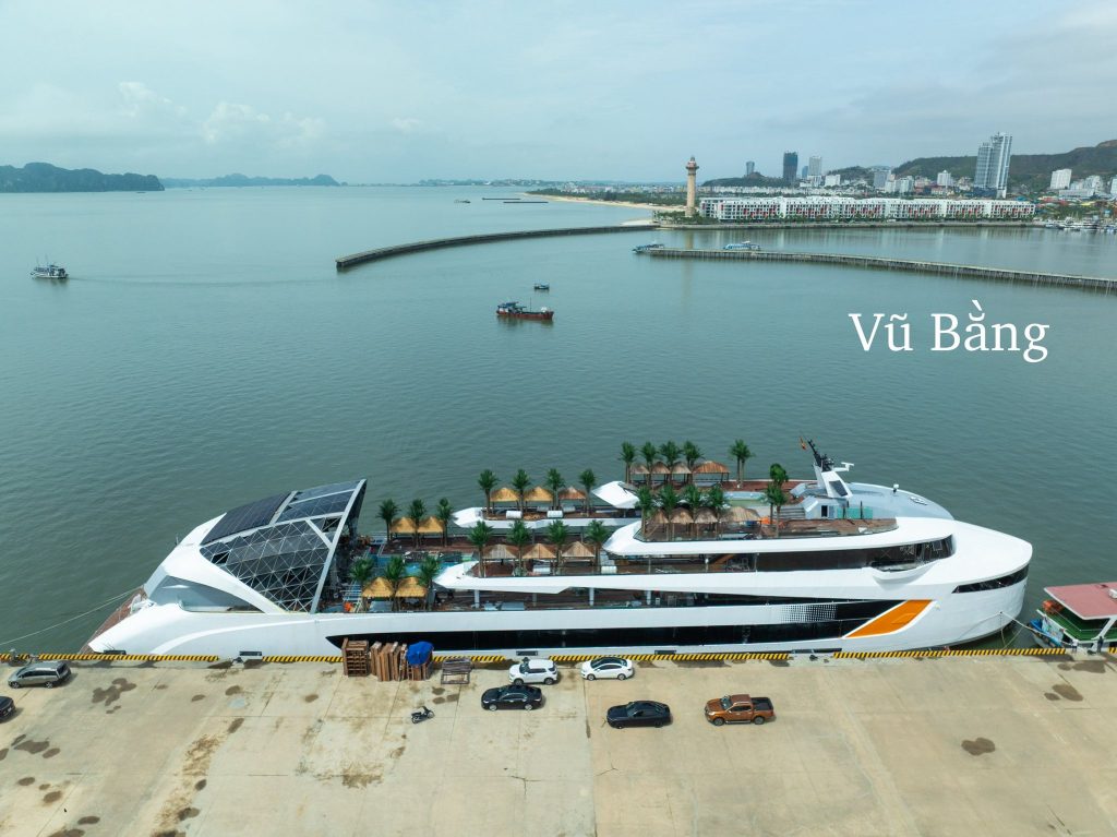 Du thuyền Dolphin Hạ Long