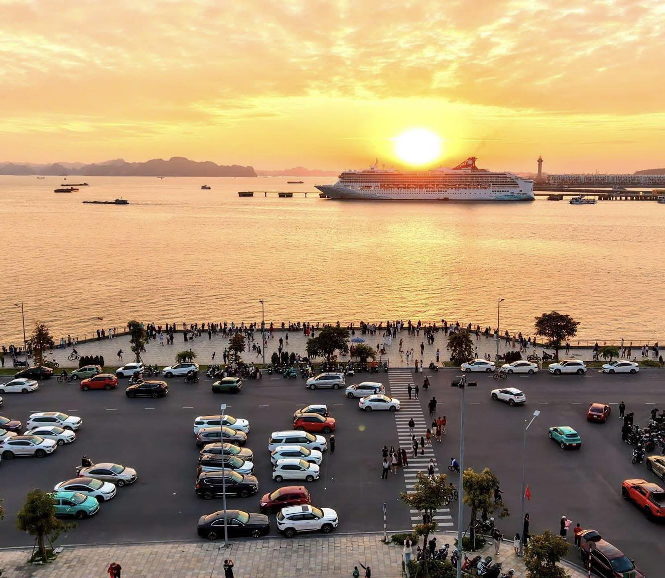 Người dân chụp ảnh với tàu biển Hạ Long